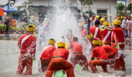 泼水节视频,水花飞溅，民族团结共庆